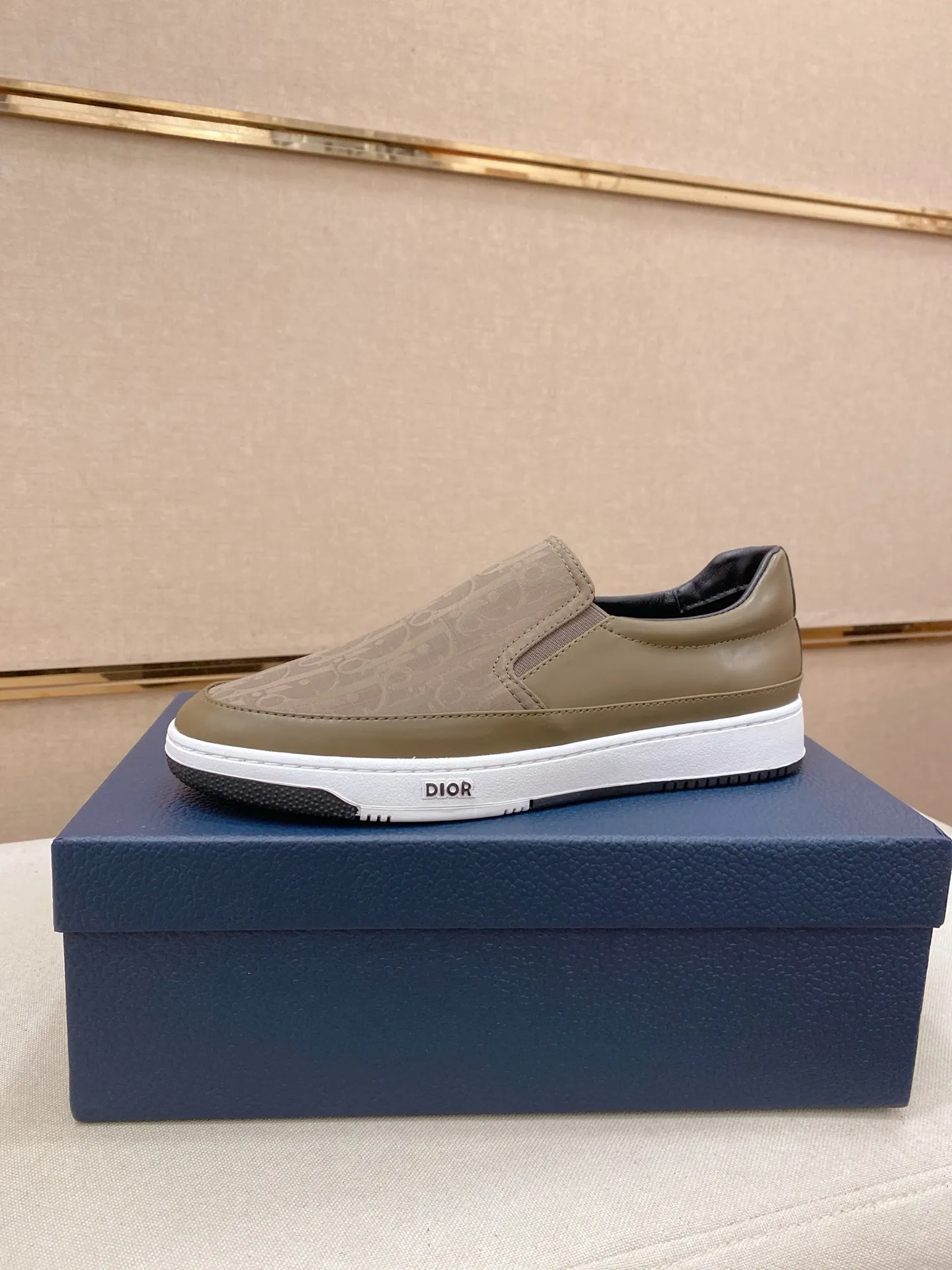 Men's shoes💰 400💰🇮🇹🇮🇹Dior d The new models are on sale at the same time at the counter. The uppers are imported from Italy, and the linings are all imported sheepskin. They are completely 1⃣️ to 1⃣️ replicas 🇮🇹💪💪, ⚠shoes Bottoms: Original soles are specially provided by the original factory. The exclusive movable molded soles are super comfortable. ⚠Original factory goods, 🔍🔍high quality. You can enter and leave the counter at will. Welcome to compare⚠. Code number:38-44
